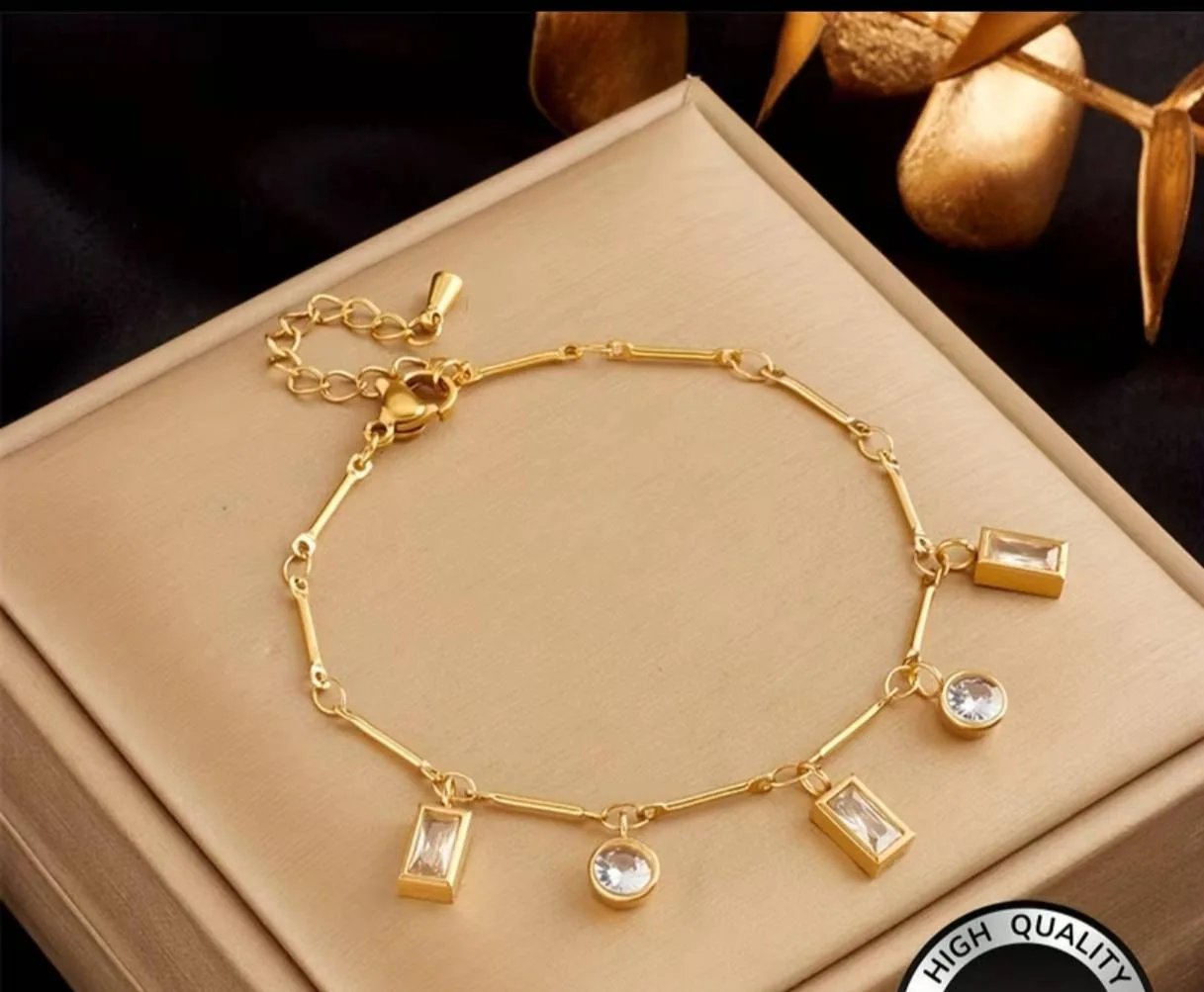 สร้อยข้อมือชาร์มคริสตัล Gold Charm